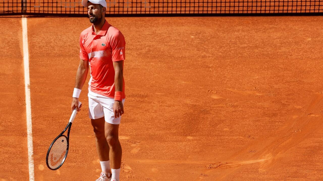 Le Serbe Novak Djokovic lors de son match contre l'Italien Matteo Arnaldi au 2e tour du Masters 1000 de Madrid le 26 avril 2025