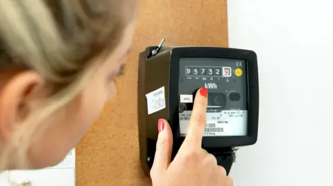 Une femme pointe son compteur RTS au mur avec son index droit