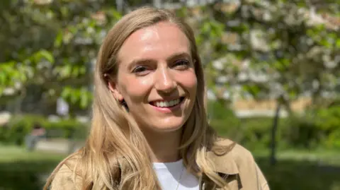 Dr Ellie Irwin souriante en extérieur