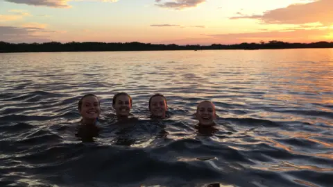 Ellie Irwin et amis nageant dans le fleuve Amazone