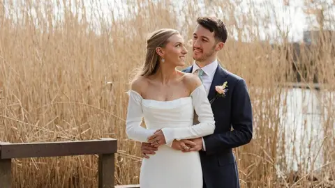 Ellie Irwin et son mari le jour de leur mariage