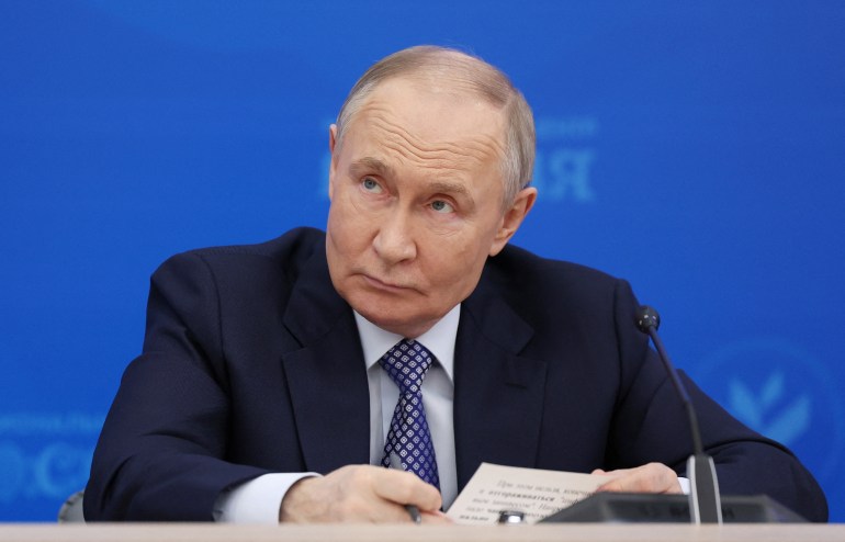 Le président russe Vladimir Poutine lors d'une réunion à Moscou, avril 2025