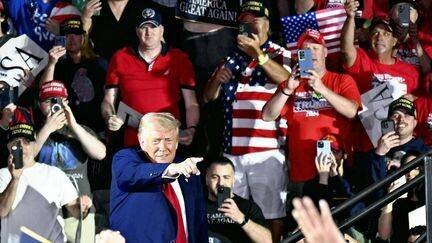 Le président américain Donald Trump lors d'un rassemblement à Warren, dans la banlieue de Détroit (Michigan), aux États-Unis, le 29 avril 2025.