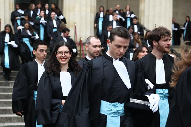 Des élèves diplômés de l’Ecole nationale de la magistrature (ENM) quittent le palais de justice de Bordeaux, après leur prestation de serment en tant que nouveaux magistrats, le 21 février 2025.