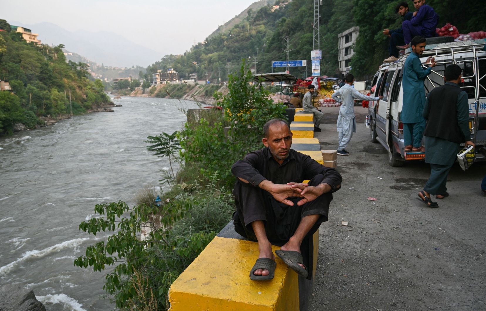 Un homme du Cachemire assis le long de la rivière Jhelum à Muzaffarabad, capitale du Cachemire pakistanais, 30 avril 2025