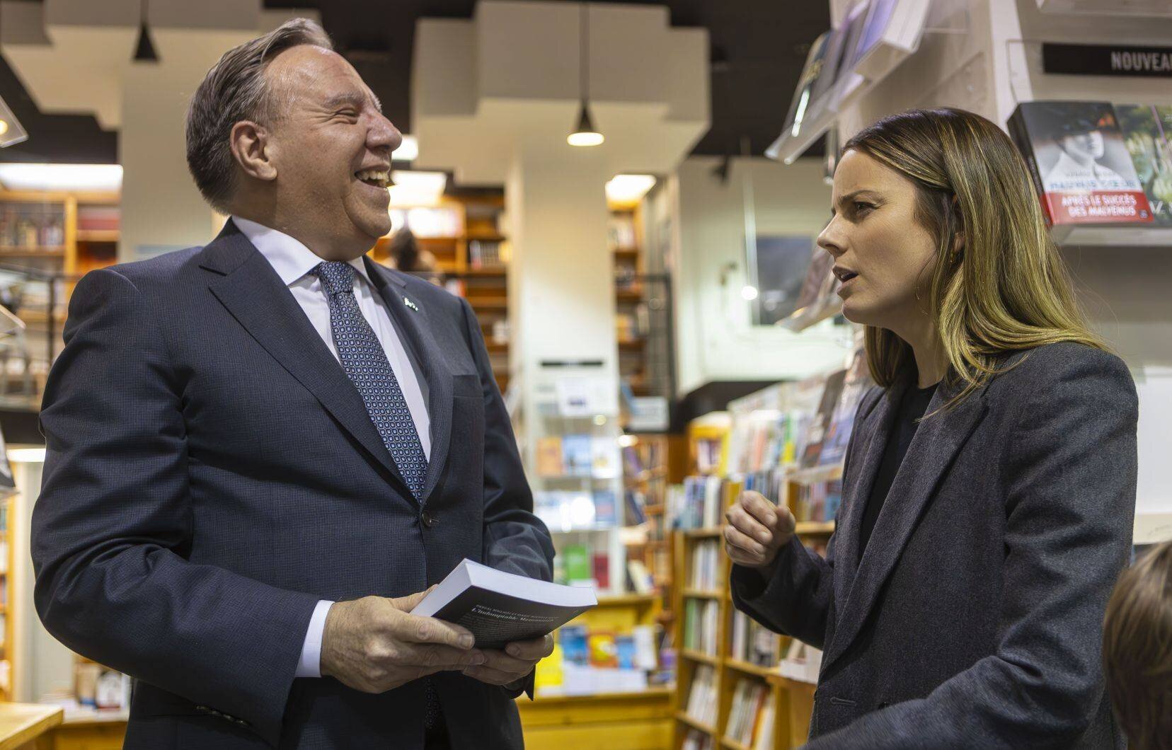 François Legault et la correspondante parlementaire du Devoir Marie-Michèle Sioui