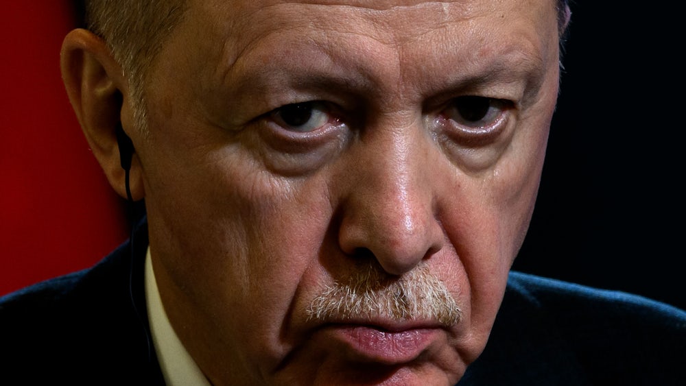 Le journaliste suédois accusé de diffuser une propagande terroriste et d’avoir insulté le président turc Recep Tayyip Erdoğan.