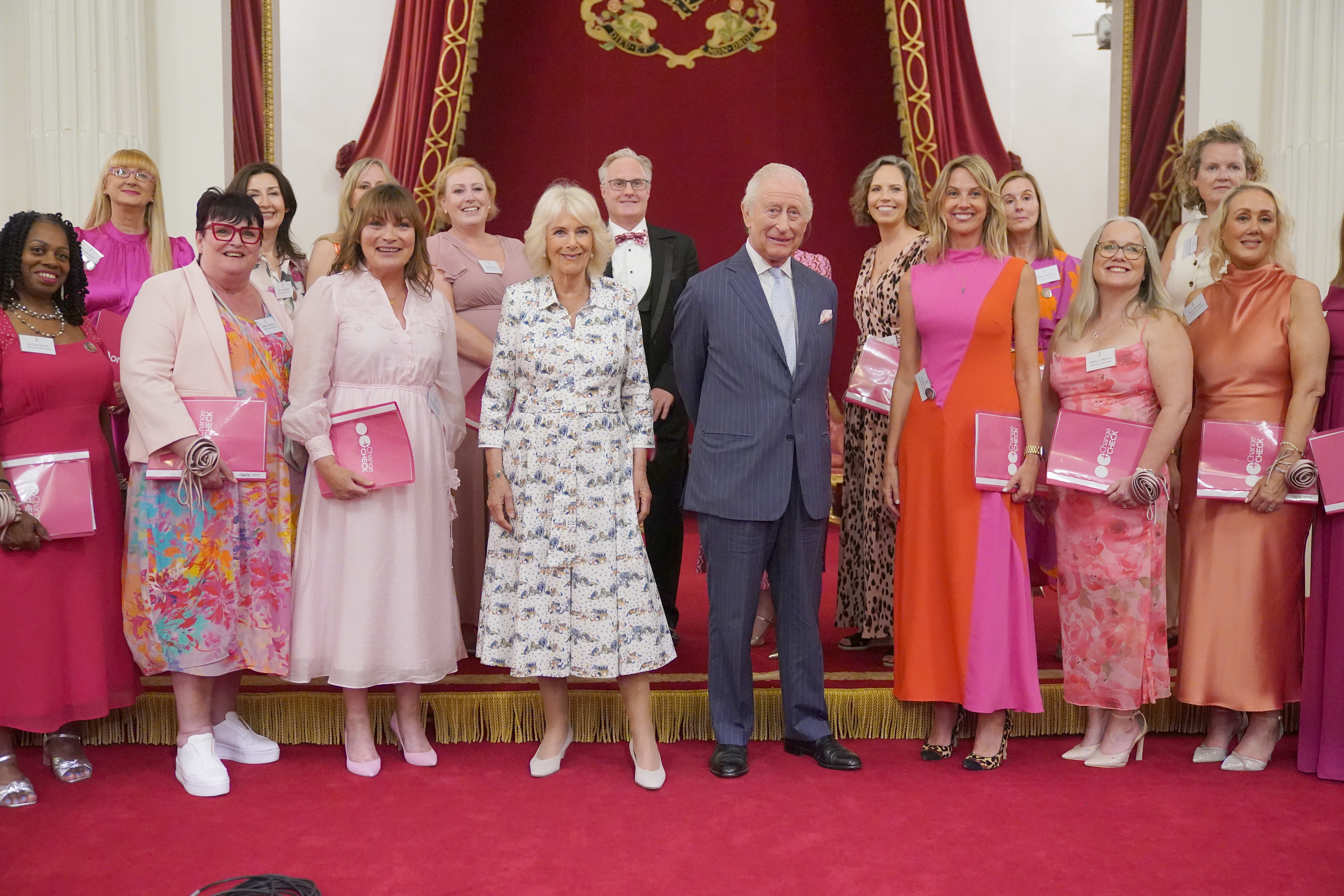 Charles et Camilla posent avec Lorraine Kelly et les membres du Change + Check Choir lors d'une réception à Buckingham Palace