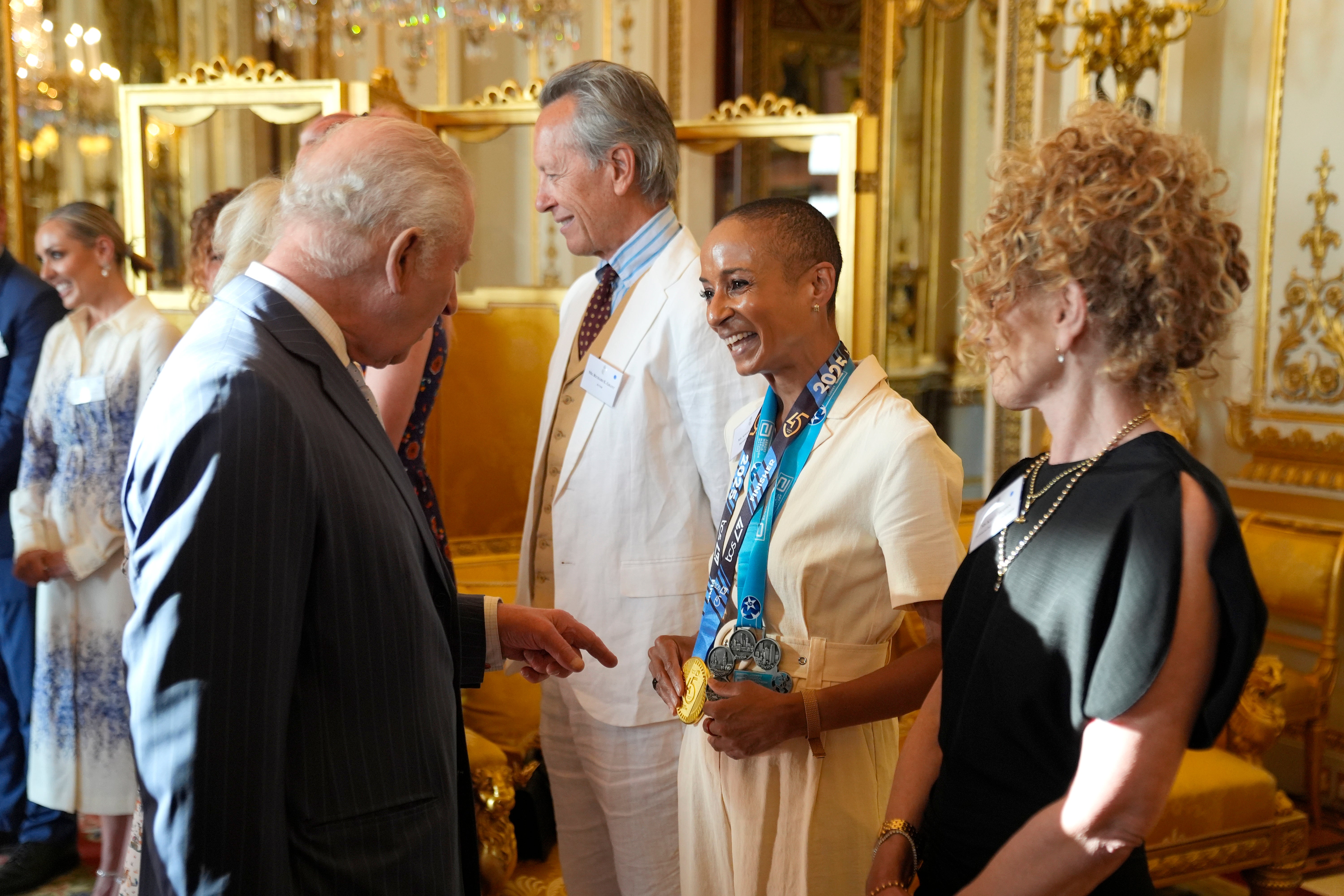 Le roi Charles échange avec la présentatrice et animatrice Adele Roberts lors d'une réception à Buckingham Palace