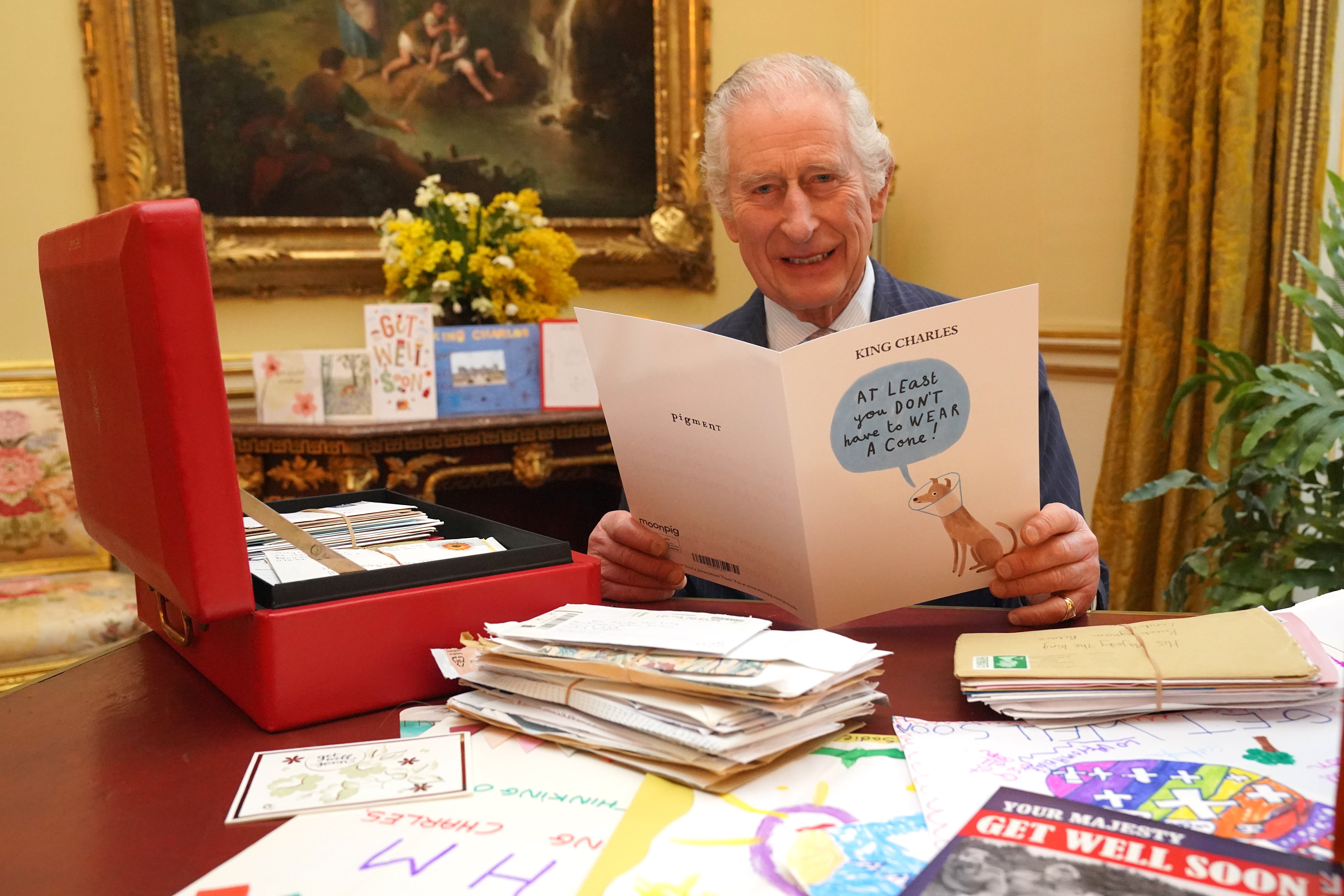 Le roi Charles lit des cartes et messages de soutien reçus après son diagnostic de cancer