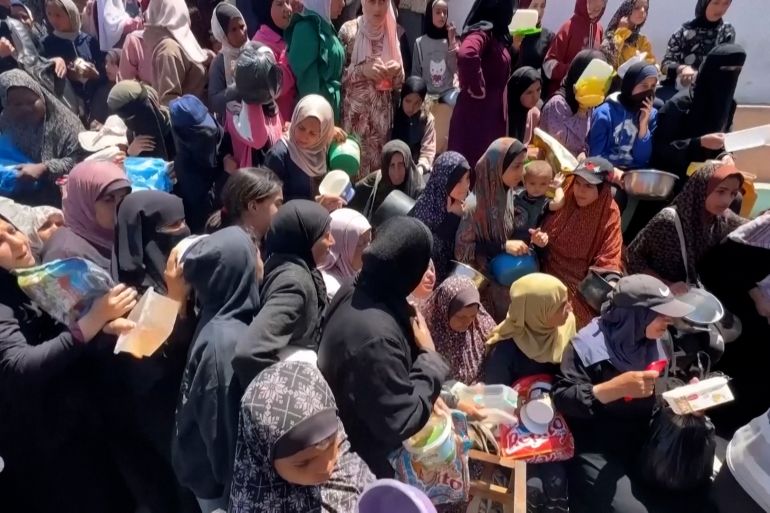 Am Mohammed dans la file d'attente pour un repas à Gaza