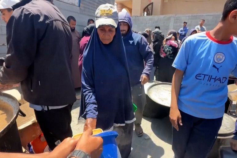 Les Palestiniens attendent plus de 4 heures sous le soleil pour un repas