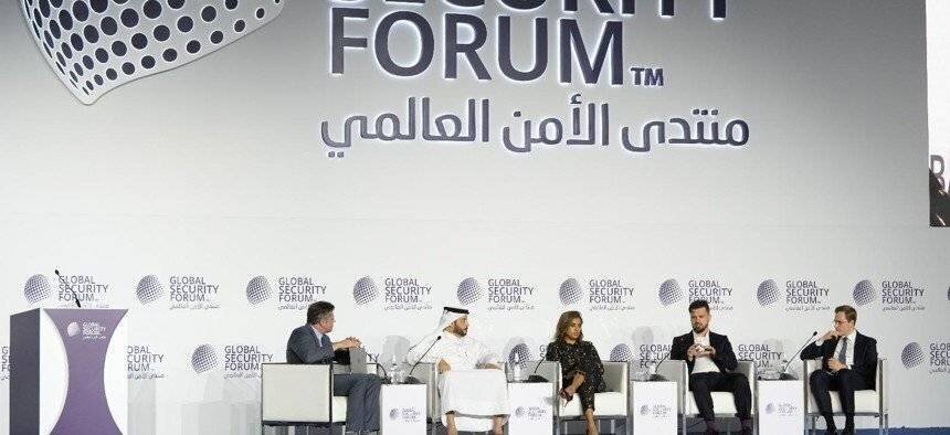 Patrick Tucker discutant avec des experts au Soufan Center Forum à Doha, Qatar, en avril 2025