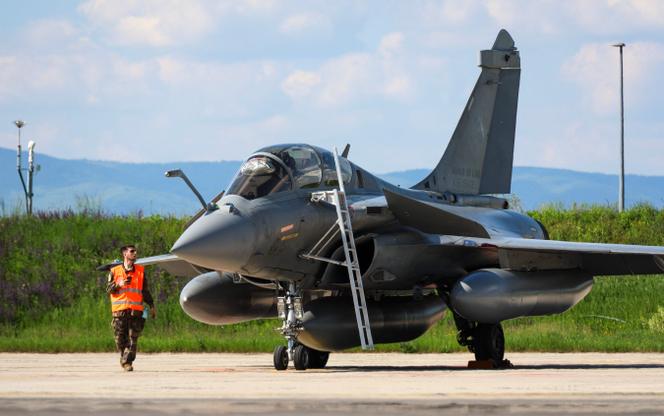 Un avion Rafale français sur le tarmac d’une base militaire croate près de Zagreb dans le cadre de l’exercice conjoint Pegase 25, le 29 avril 2025. La Croatie compte parmi les seize pays à avoir demandé de bénéficier de la clause d’exemption budgétaire afin de pouvoir accroître leurs dépenses militaires.
