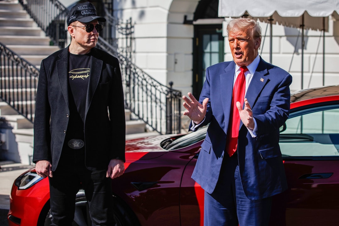 Elon Musk aux côtés de Donald Trump, un rôle qui a suscité des critiques