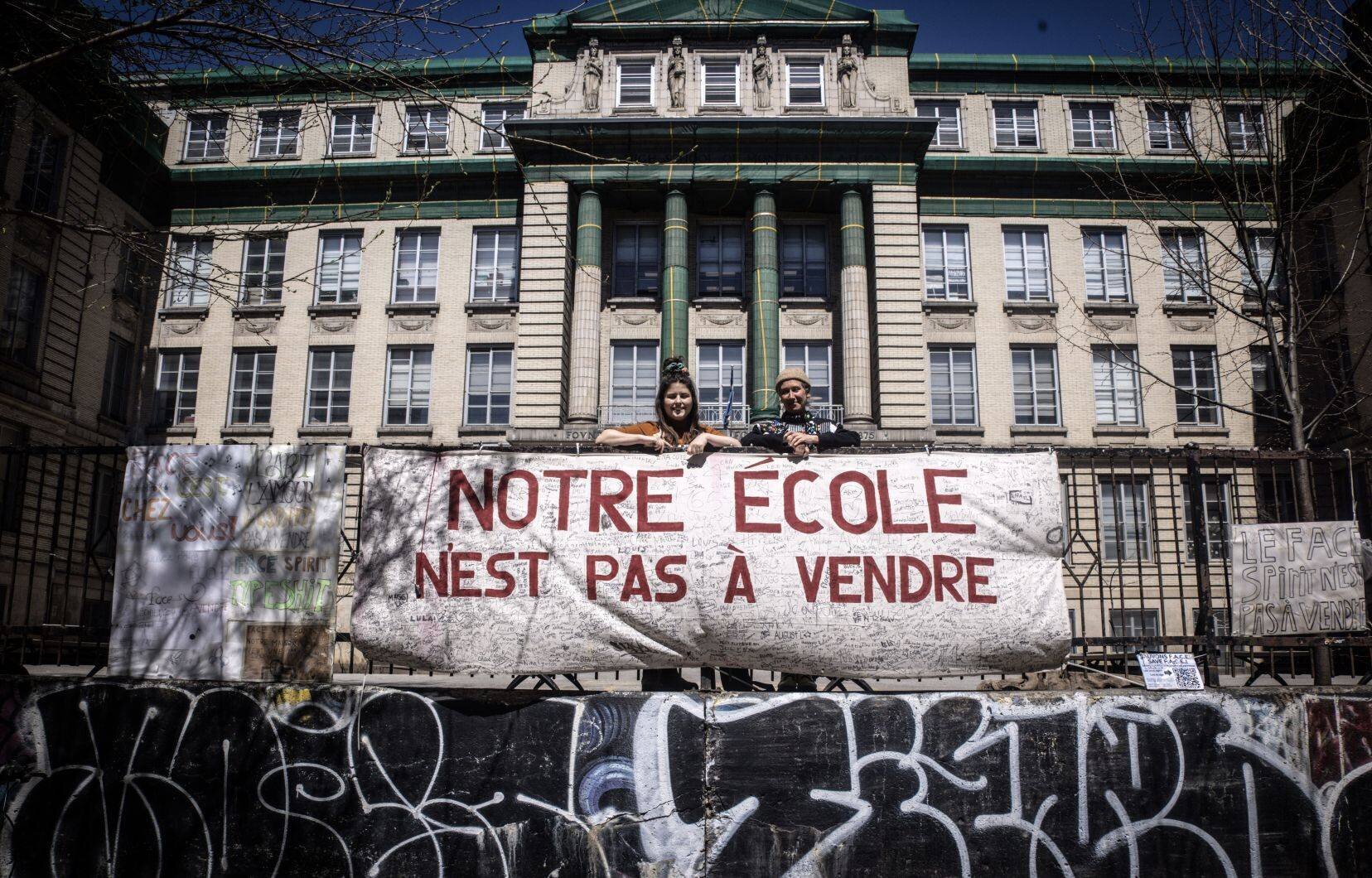 L’enseignante Kim Dufort et l’artiste Patsy Van Roost, aux côtés des œuvres réalisées par les élèves de l’école FACE