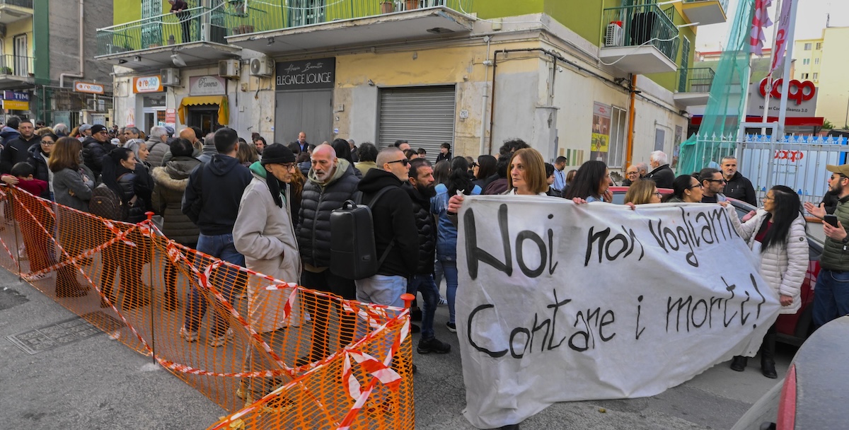 Assemblée et manifestation des habitants de Bagnoli à Naples le 15 mars 2025 (ANSA / CIRO FUSCO)