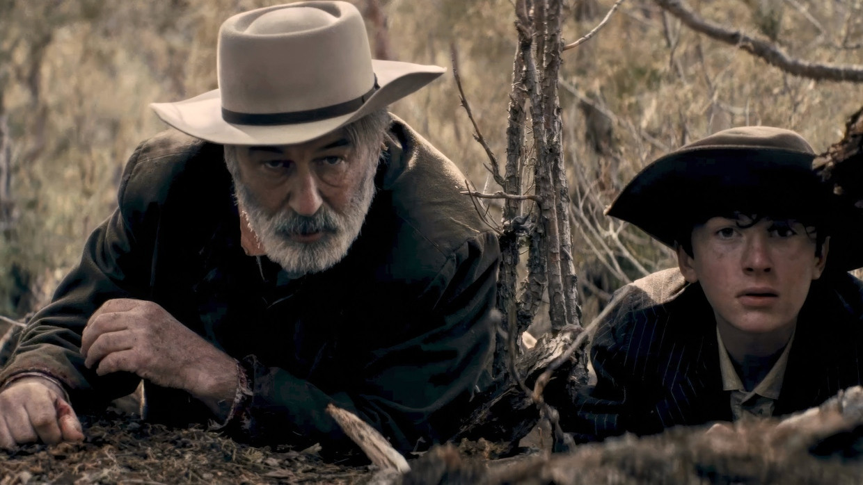 Harland Rust (joué par Alec Baldwin, à gauche) avec le jeune Lucas (Patrick Scott McDermott) dans le western Rust, désormais en salles