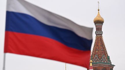 Drapeau russe devant la cathédrale Saint-Basile à Moscou