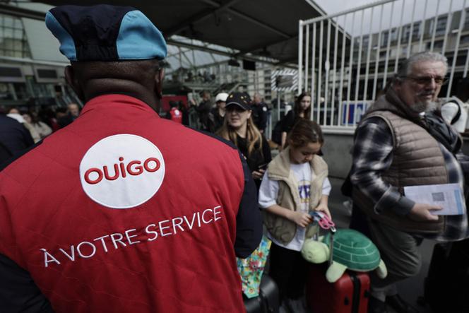 Un agent de la SNCF accueille des passagers en gare de Lyon, à Paris, le 24 avril 2025.