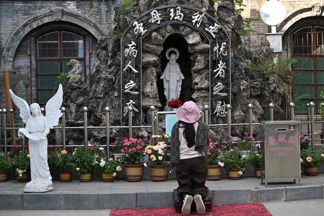 Devant une église catholique à Baoding, dans la province chinoise de Hebei, le 22 avril 2025.
