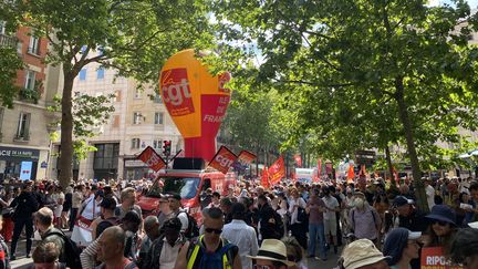 Des participants au cortège parisien du 1er-Mai, le 1er mai 2025. (ALICE GALOPIN / FRANCEINFO)