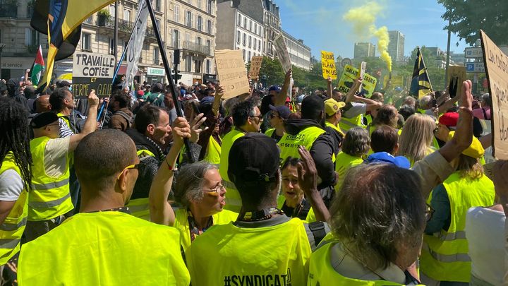 Quelques dizaines de 'gilets jaunes' étaient présents dans le cortège parisien du 1er-Mai, le 1er mai 2025. (ALICE GALOPIN / FRANCEINFO)