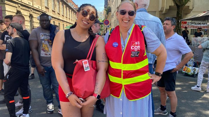 Isabelle, accompagnatrice d'élèves en situation de handicap de 49 ans, et sa fille, Celia, à Paris lors de la manifestation du 1er-Mai, le 1er mai 2025. (ALICE GALOPIN / FRANCEINFO)