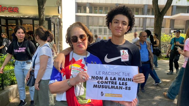 Lamia et son fils, Chemsy, ont défilé à Paris pour dire 'non à la haine contre les musulmans', le 1er mai 2025. (ALICE GALOPIN / FRANCEINFO)