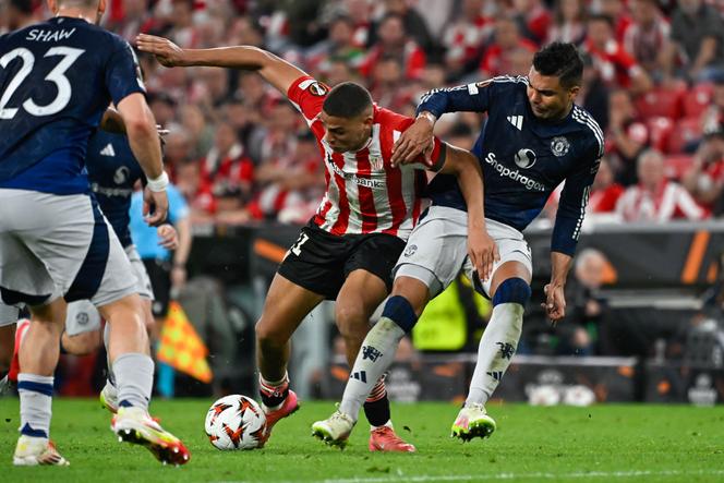 Le joueur de l’Athletic Bilbao Maroan Sannadi lors d’un duel avec le Mancunien Casemiro, auteur du premier but, lors de la demi-finale aller entre Bilbao et Manchester United, au stade de San Mamès, le 1er mai 2025.