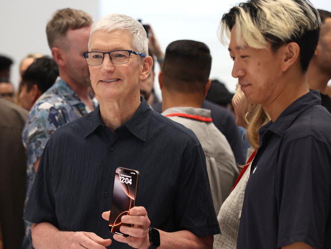 Le directeur général d’Apple, Tim Cook, présente le nouvel iPhone 16 lors d’un événement spécial au siège d’Apple à Cupertino, en Californie, le 9 septembre 2024.