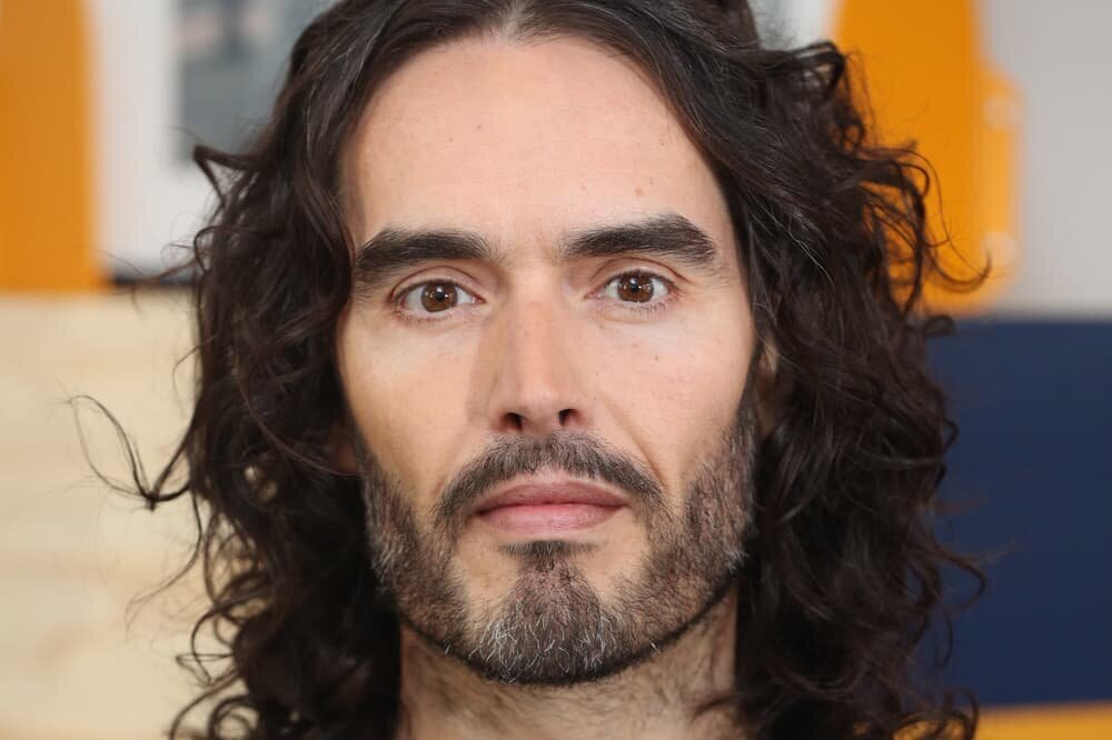 Russell Brand poursuivi en justice pour viol et agressions sexuelles