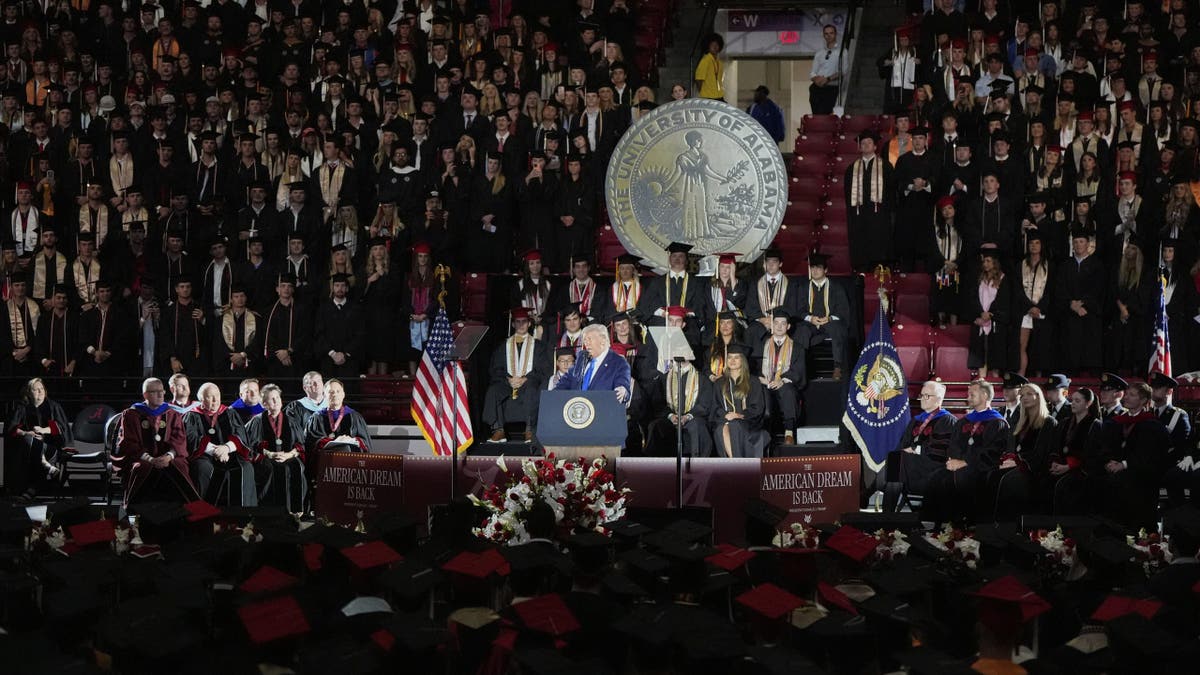 Donald Trump prononçant un discours à l'Université d'Alabama
