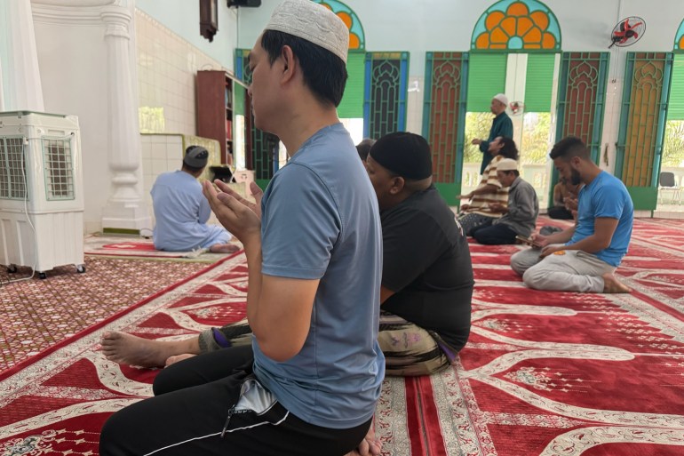 Fidèles à la Mosquée des Musulmans après la prière du midi
