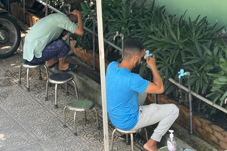 Fidèles effectuant leurs ablutions avant la prière du midi à la Mosquée des Musulmans