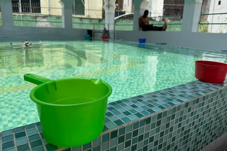 Grand bassin de la mosquée utilisé pour les ablutions
