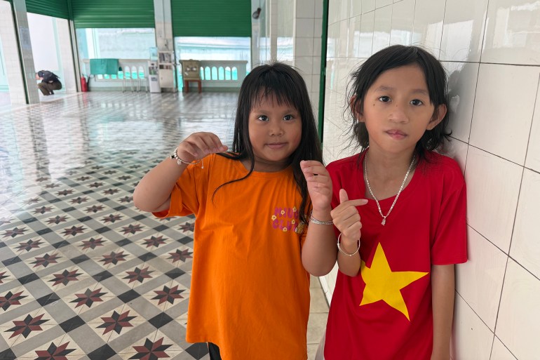 Deux petites filles musulmanes avant la prière du midi à la Mosquée des Musulmans