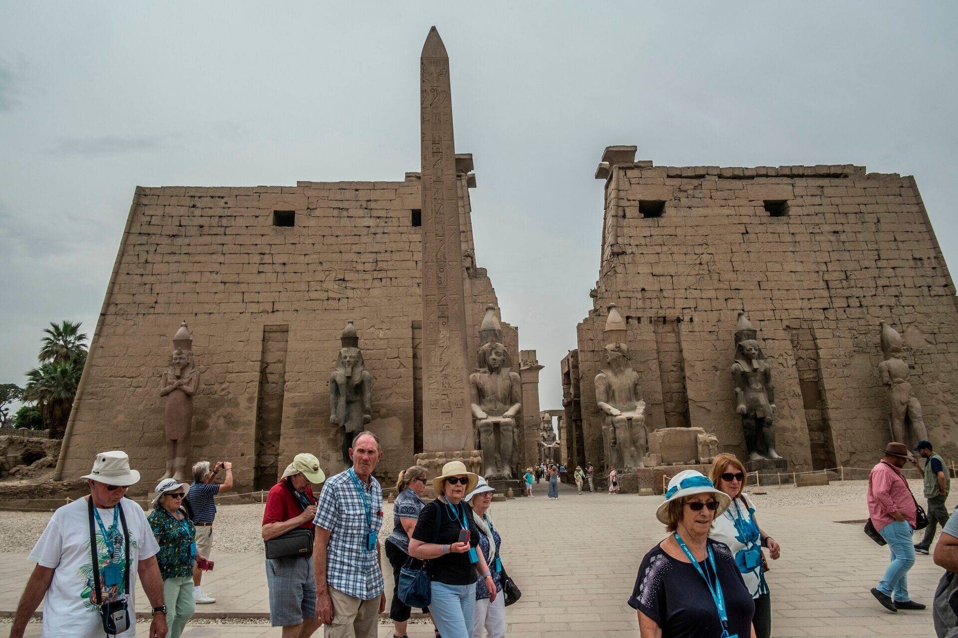Touristes visitant le temple de Louxor en Égypte
