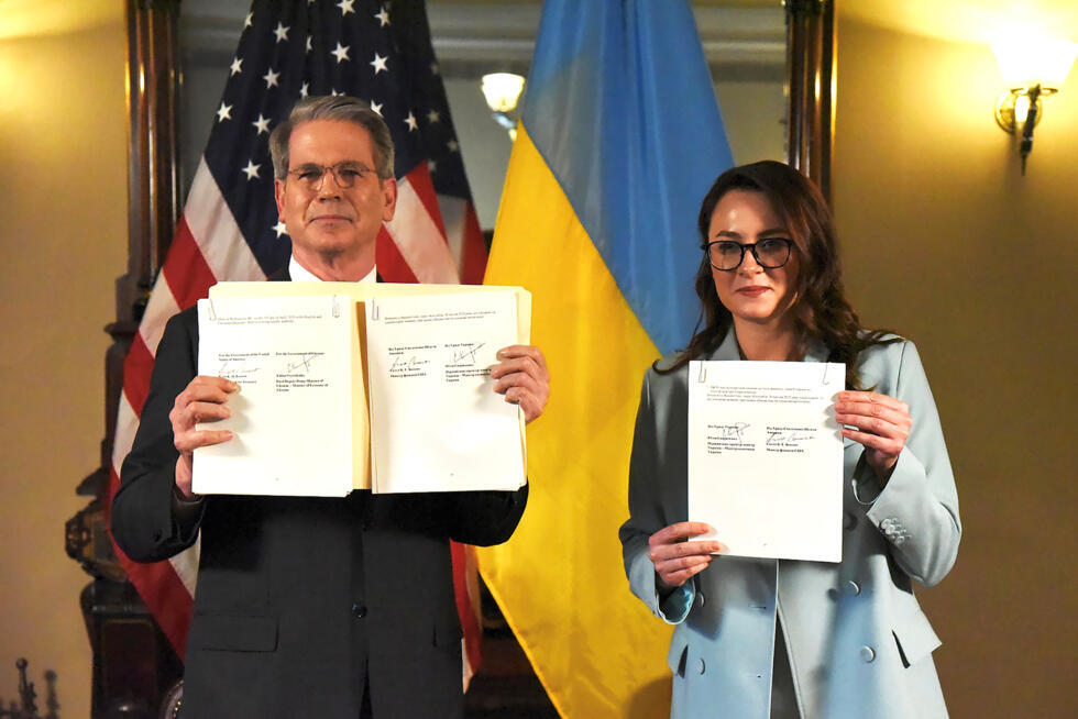 Le secrétaire américain au Trésor Scott Bessent et la vice-Première ministre ukrainienne Ioulia Svyrydenko, le 30 avril 2025 à Washington, après la signature d'un accord sur les minerais.