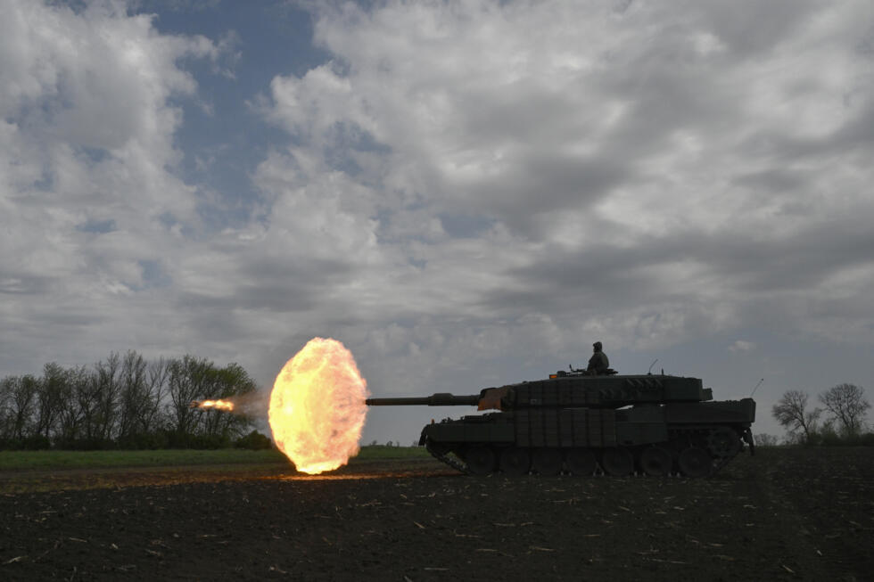 Un char Leopard 2A4 ukrainien effectue un tir d'entraînement, le 30 avril 2025.