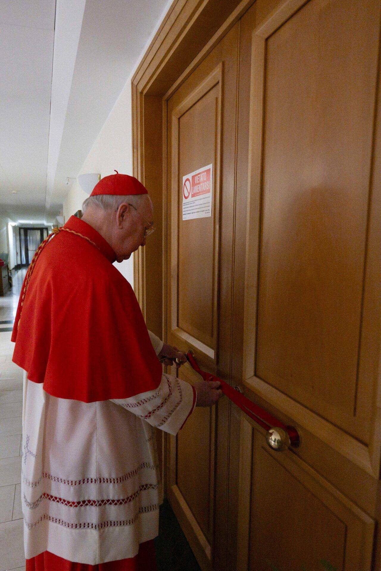 Cardinal Kevin Joseph Farrell vérifie l'appartement scellé du pape François au Vatican