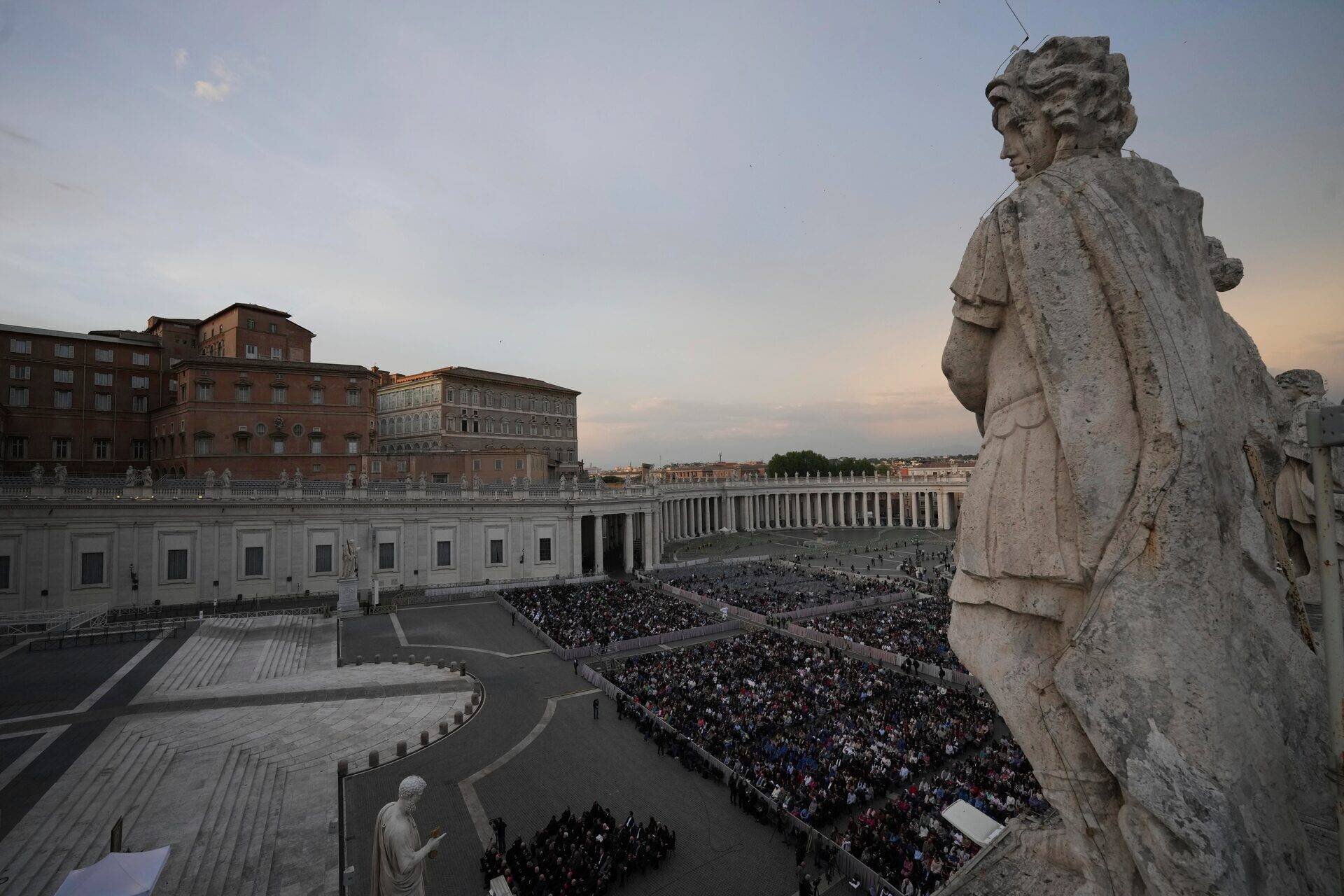 Fidèles réunis pour un chapelet après la mort du pape François