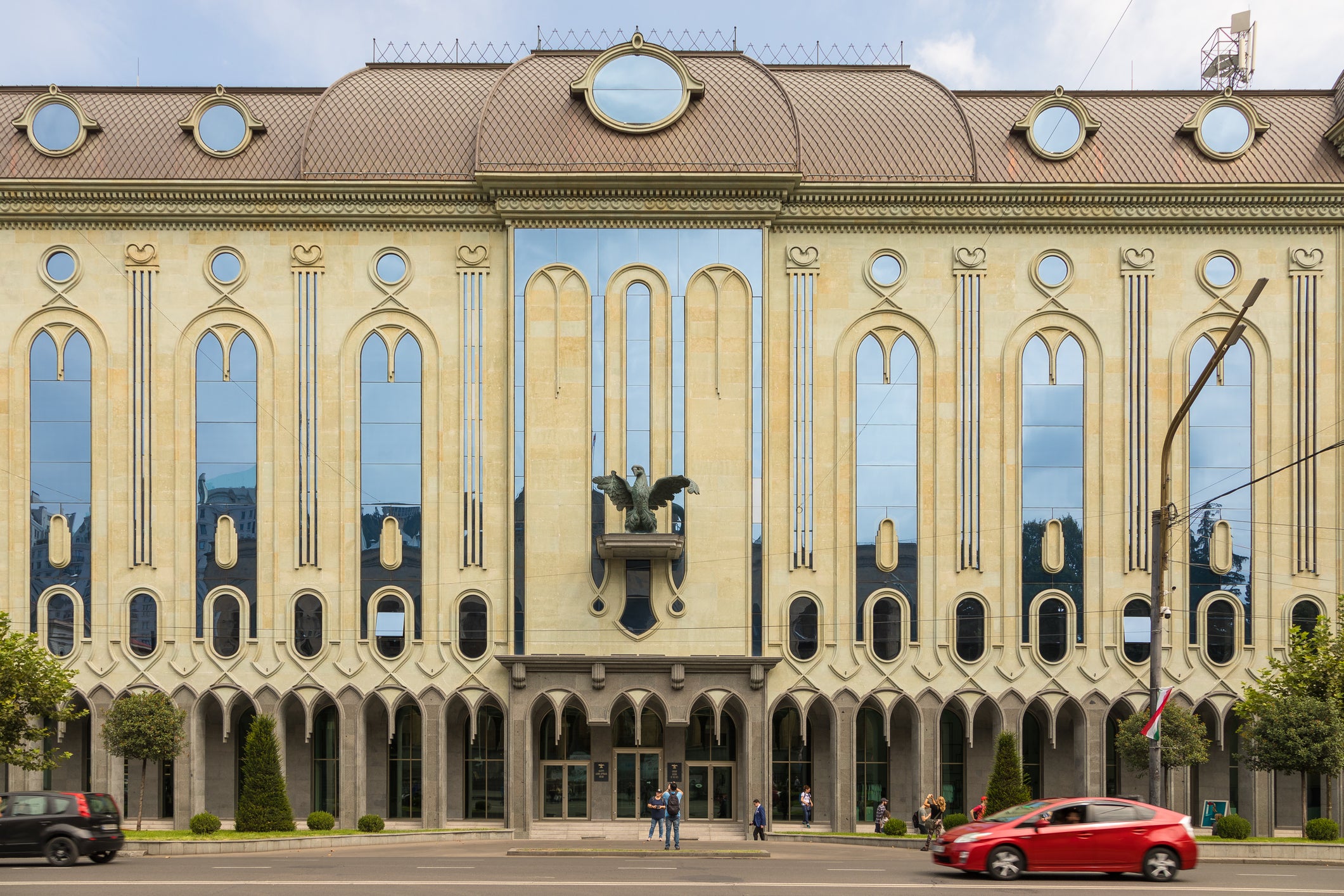 Façade majestueuse du Musée géorgien des beaux-arts à Tbilissi