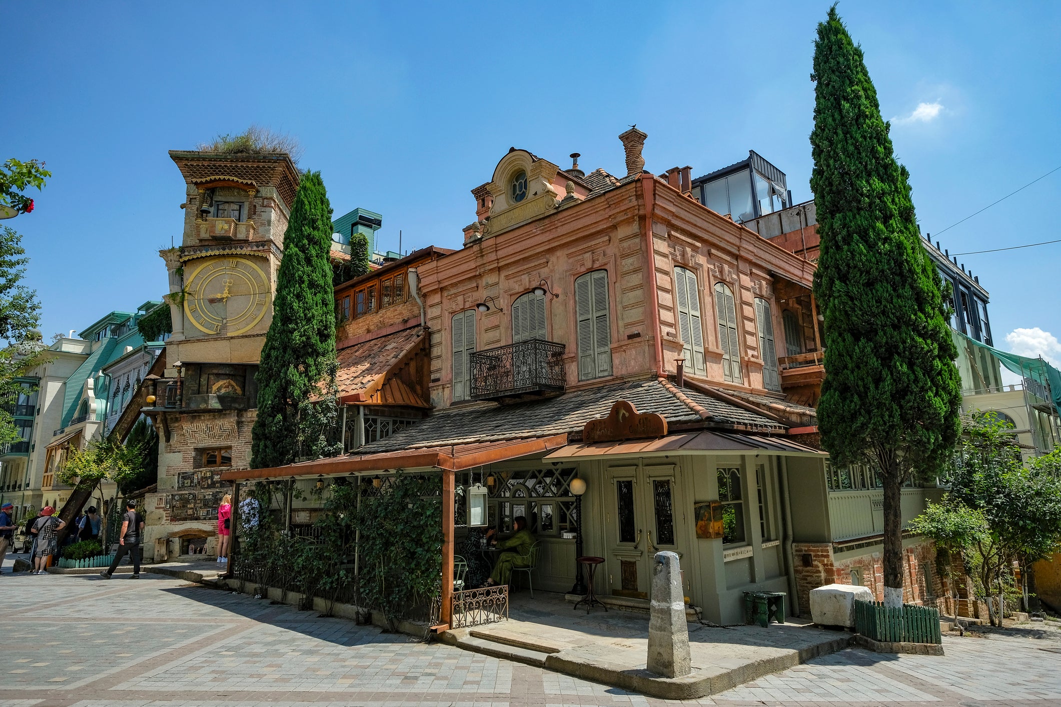 La tour de l’horloge singulière de Tbilissi, œuvre de Rezo Gabriadze
