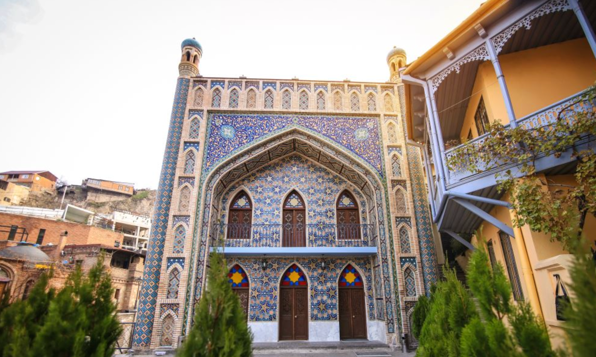 Façade détaillée des bains Chreli Abano à Tbilissi