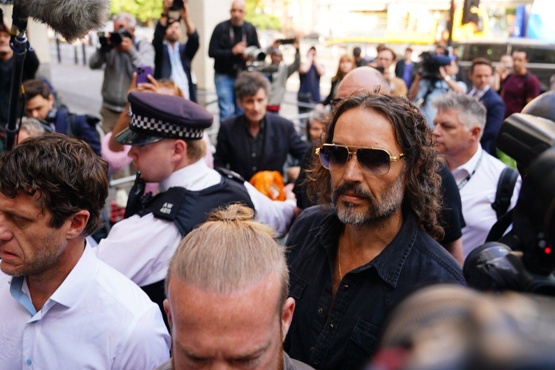 Russell Brand entrant au tribunal de Westminster