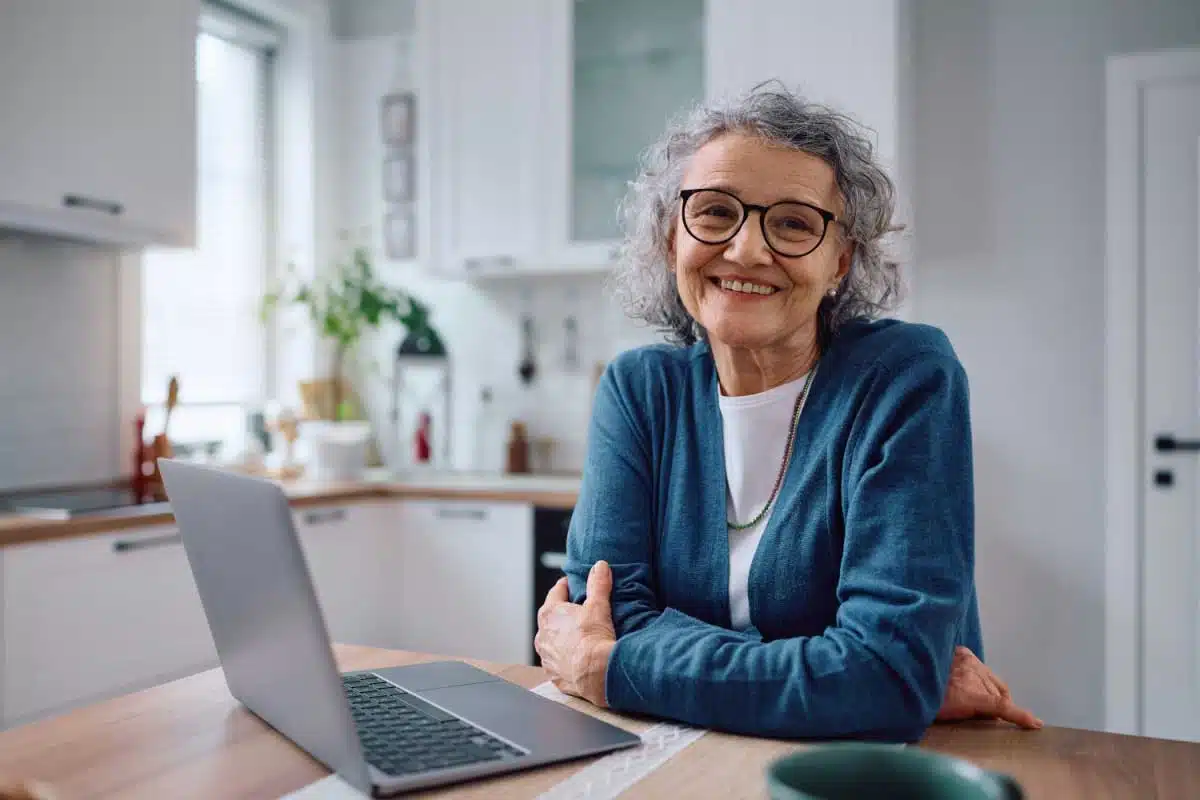 Une personne âgée devant son ordinateur