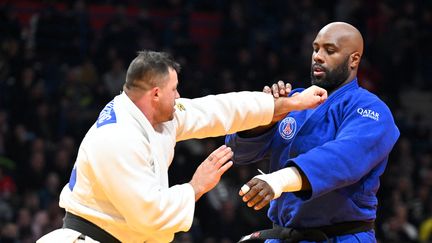 Le judoka du PSG Teddy Riner affronte le judoka serbe de l'OJK Beograd Milos Vukicevic lors d'un match de la Ligue des champions de judo, à Belgrade, le 9 décembre 2023. (OLIVER BUNIC / AFP)