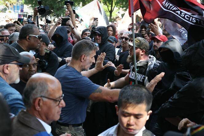 Un membre du service de sécurité du Parti socialiste face à des manifestants antifascistes lors de la manifestation du 1er mai 2025, à Paris.