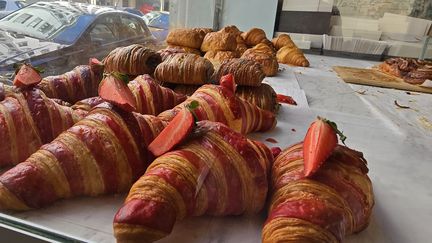 Des croissants dans une boulangerie de Lyon, le 1er mai 2025. (CORENTIN BEMOL / FRANCEINFO / RADIO FRANCE)